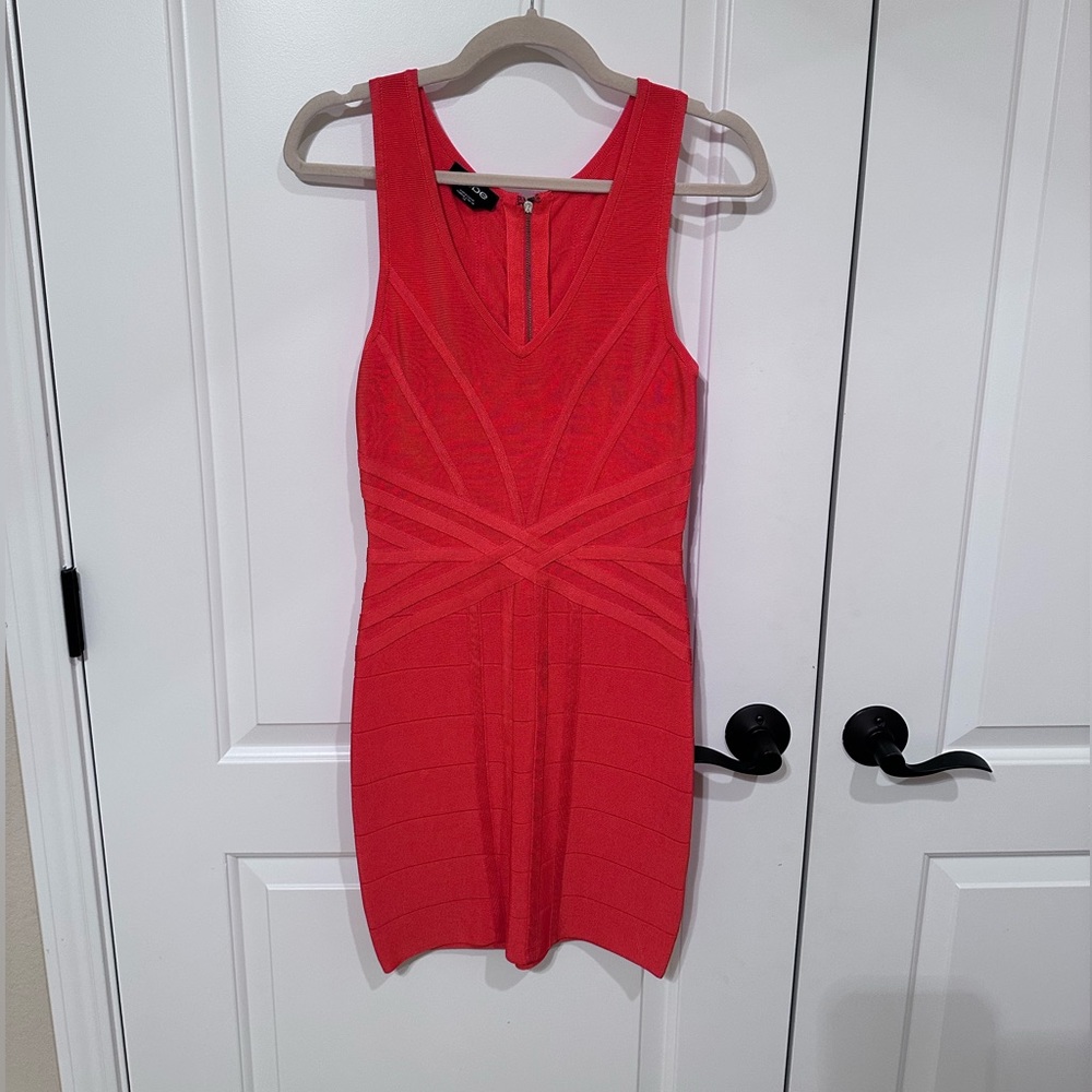 bebe Mini Bandage Drees. Center back zipper. Color RED. Size S.